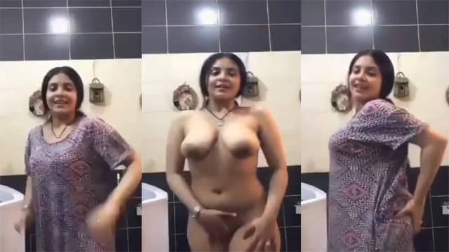 Video call – Friend’s sexy mother shows her pussy on videos